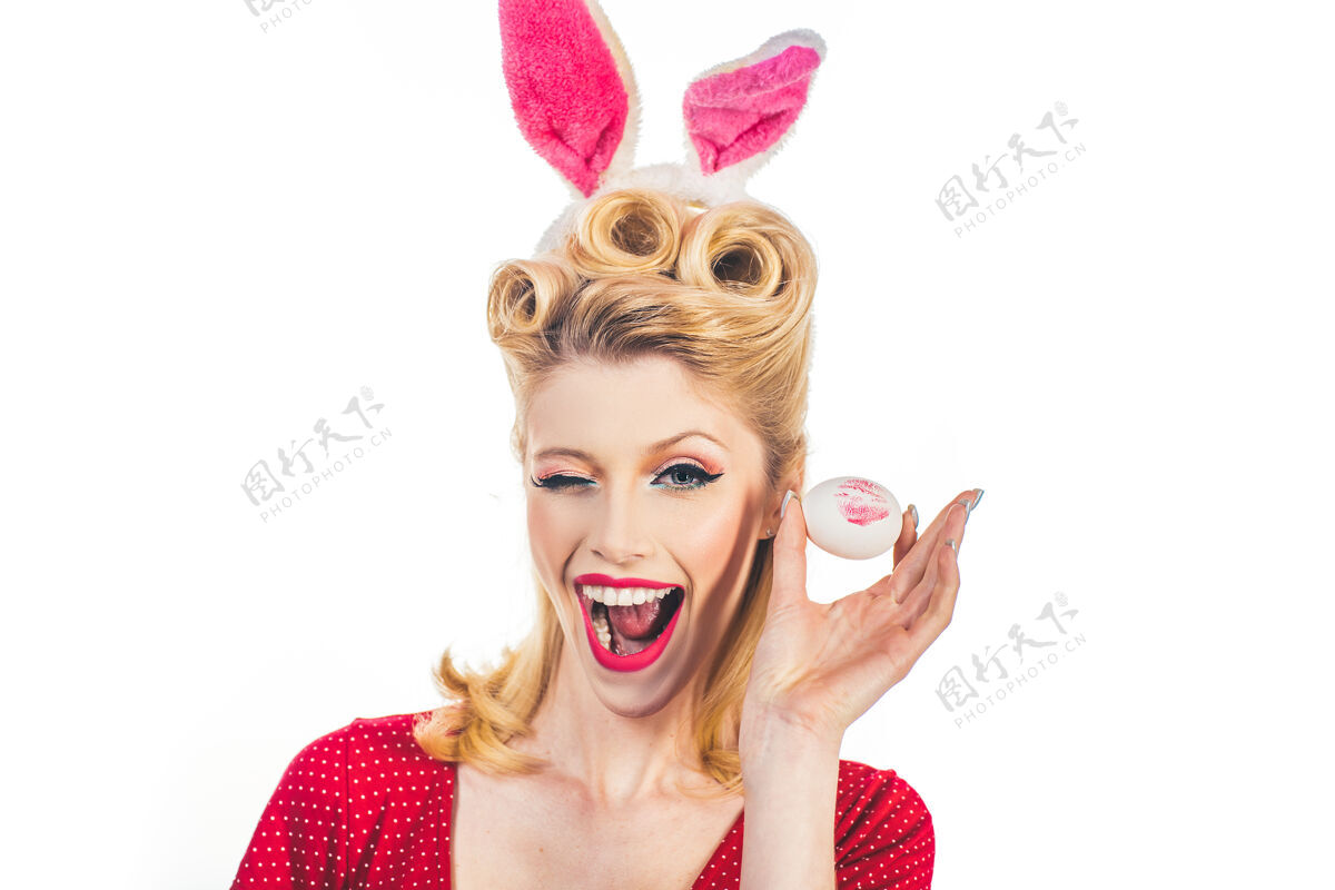 别针接吻眨眼复活节卡片.手彩色复活节鸡蛋甜的可爱的女孩在兔子耳朵庆祝复活节可爱眨眼甜蜜