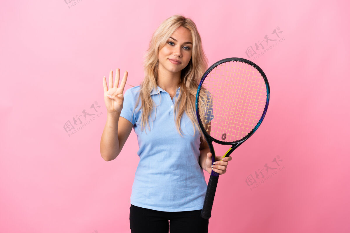 青年年轻的俄罗斯女子打网球孤立的紫色快乐和计数四个手指休闲女玩
