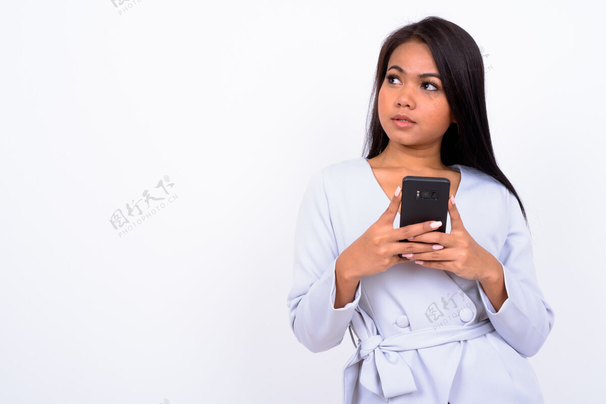 女性年轻的亚洲女人反对空白手机长连接