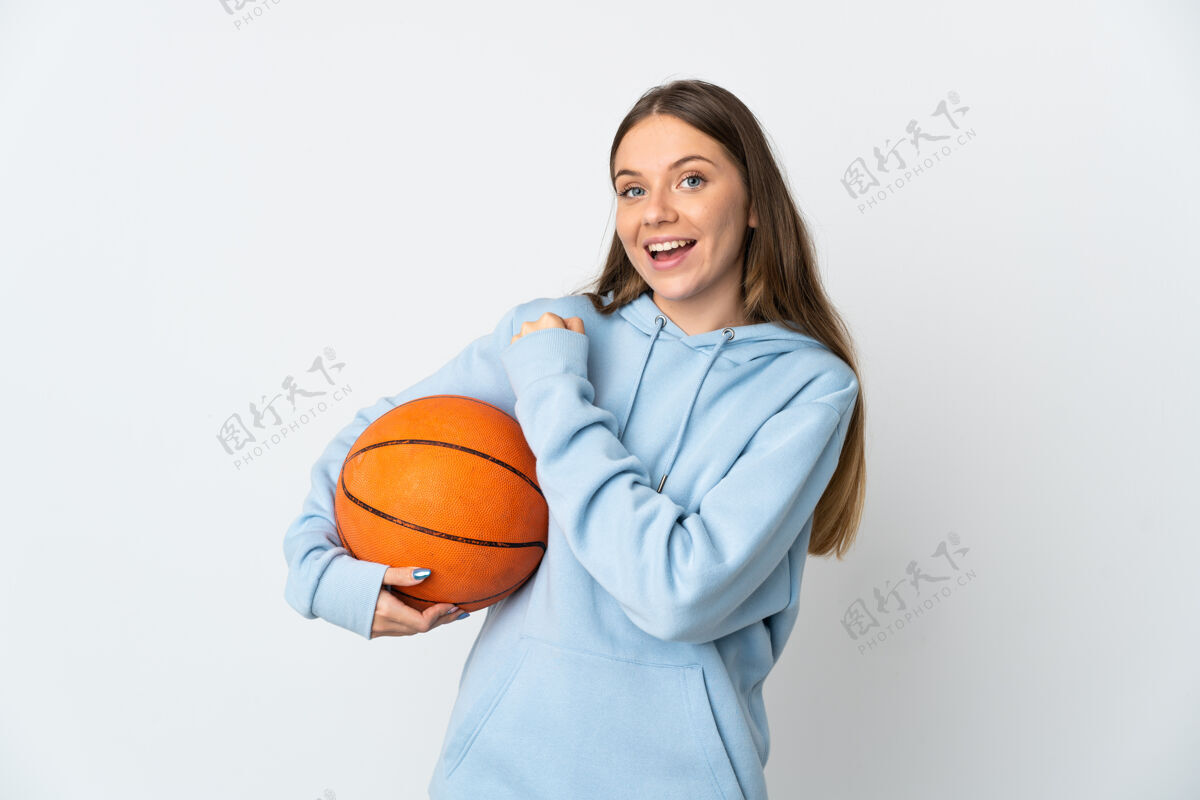 骄傲立陶宛年轻女子在白色背景上打篮球庆祝胜利球员成功身体