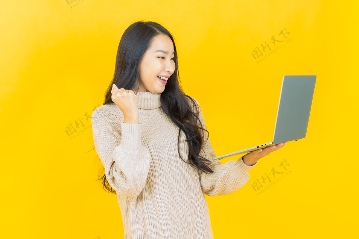 现代肖像美丽的亚洲年轻女子微笑与电脑笔记本电脑上孤立的背景员工表情企业家
