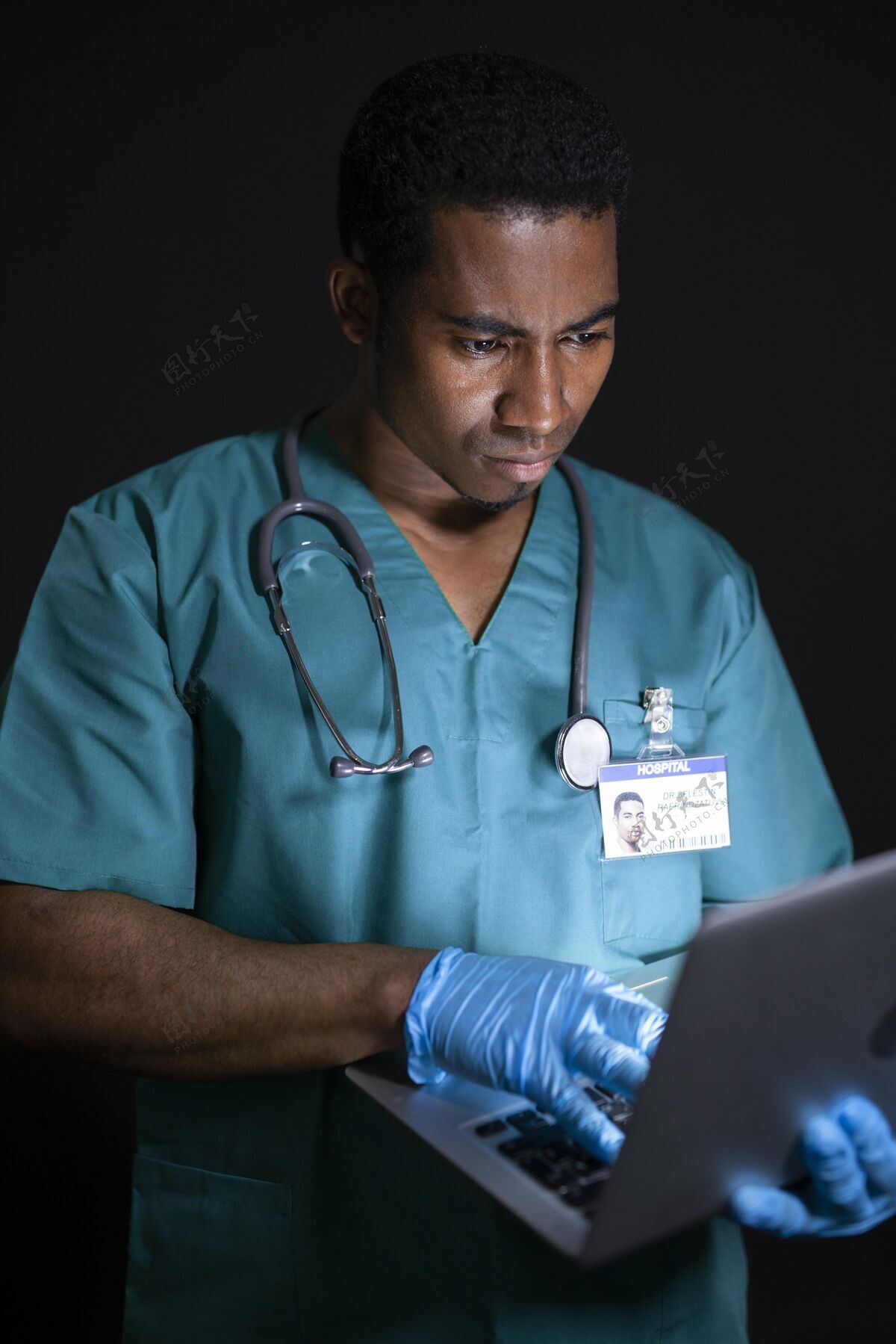 医生医生在笔记本电脑上工作听诊器中枪健康