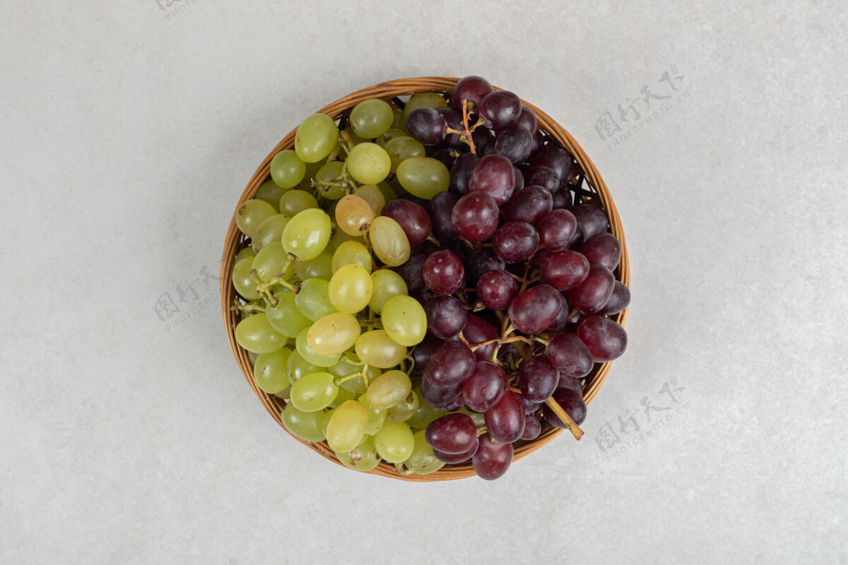 葡萄新鲜的红绿葡萄放在木篮里有机美味水果