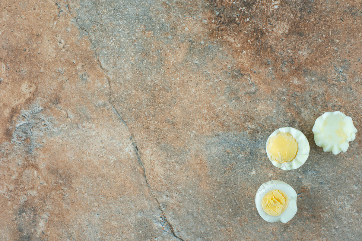 烹饪大理石桌上煮鸡蛋片视图鸡蛋切割