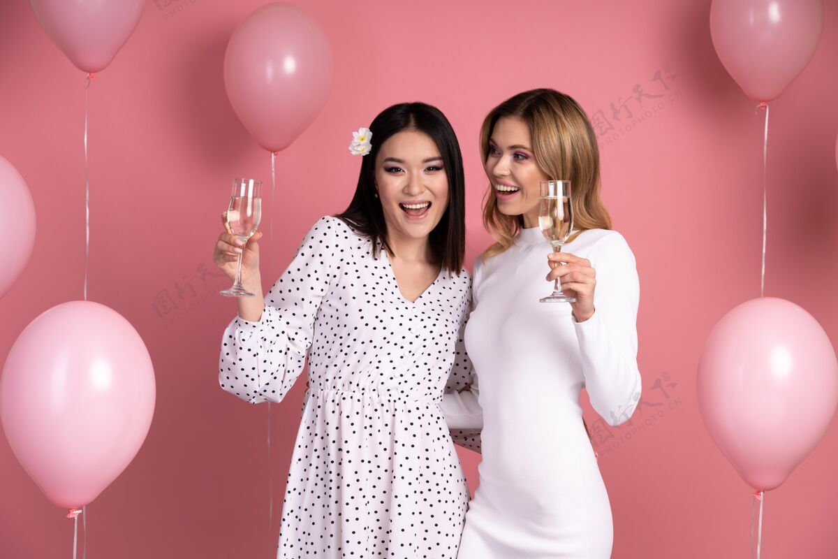生日年轻女人在派对上玩得开心乐趣年轻庆祝