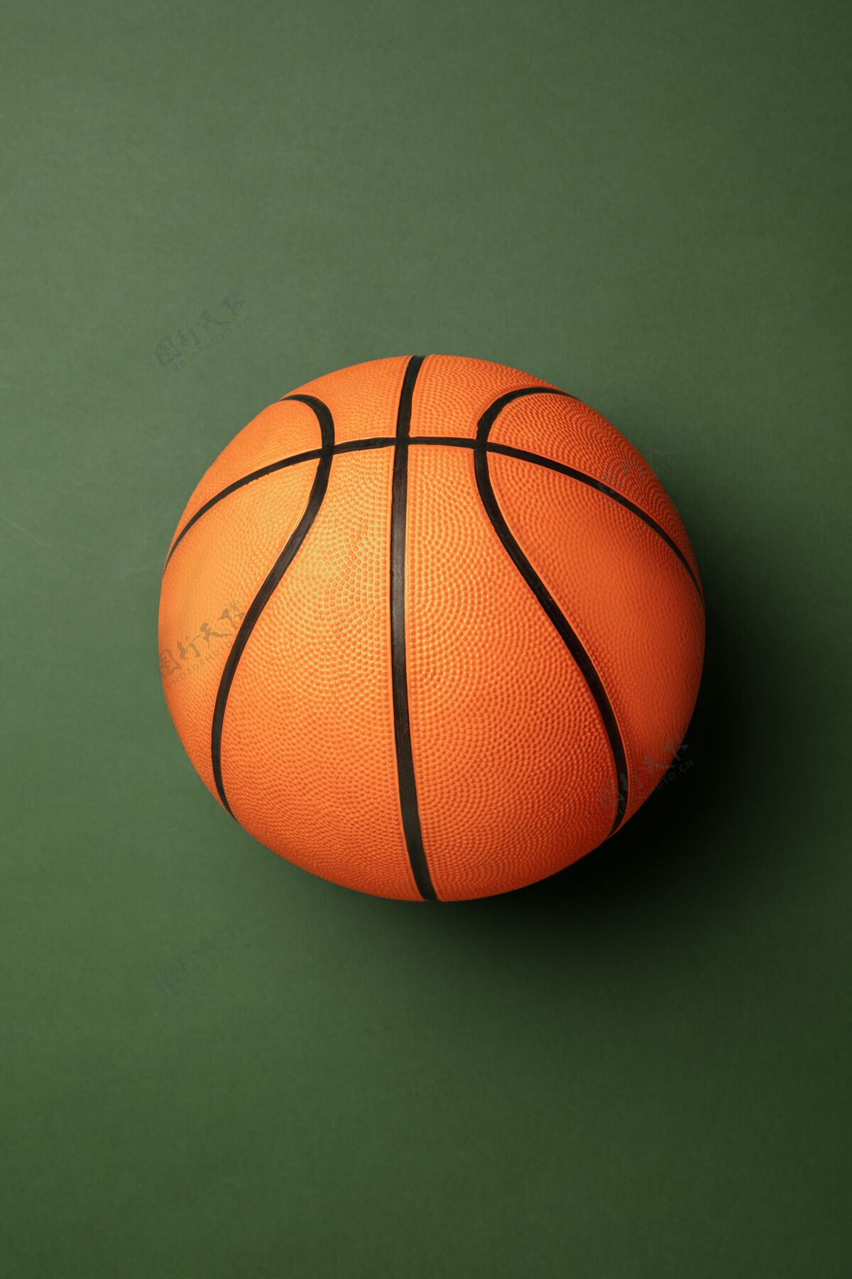 体育明亮的橙色布劳恩篮球专业运动设备隔离在绿色背景上圆形线比赛