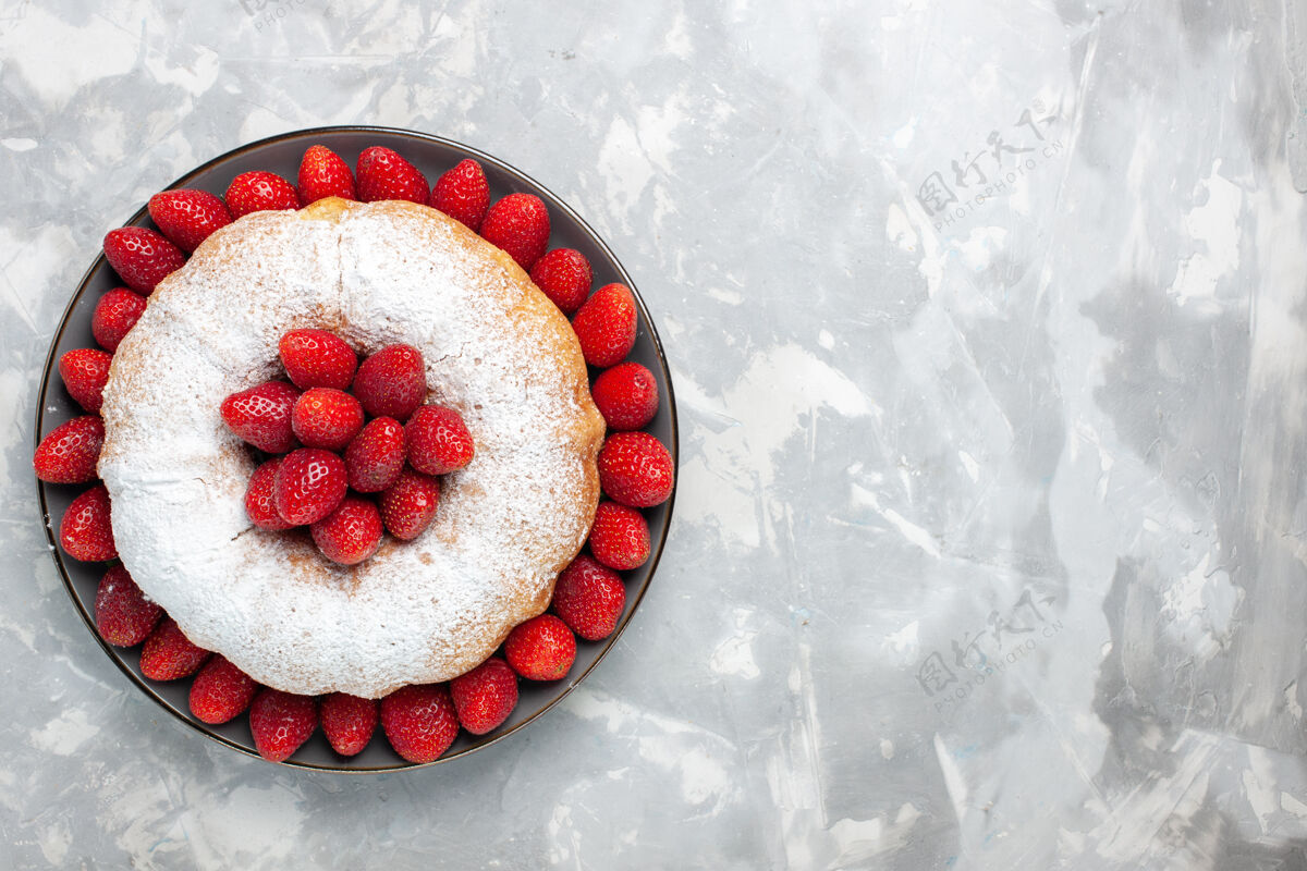蛋糕顶视图美味的草莓派与糖粉白色圆的美味草莓