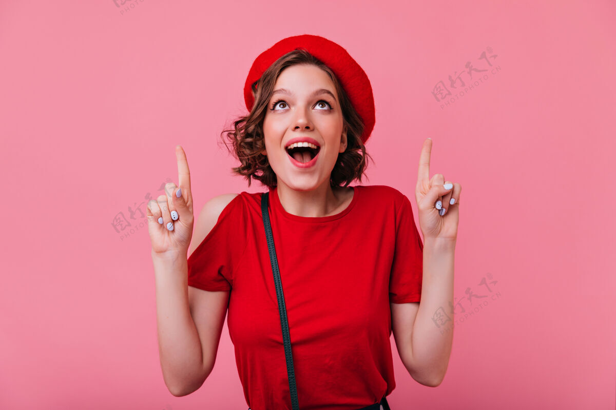 快乐心醉神迷的法国女孩 带着纹身微笑着穿着红色贝雷帽的优雅女人惊讶地抬起头来时尚微笑搞笑