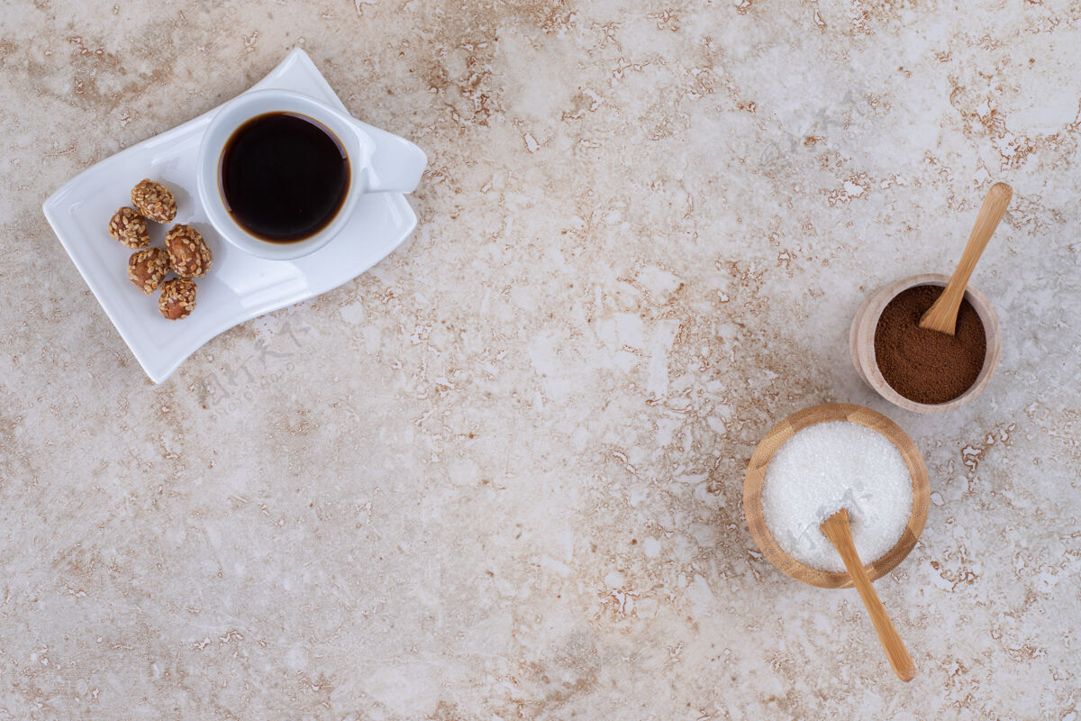 花生糖 磨碎的咖啡粉 一杯咖啡和花生咖啡美味