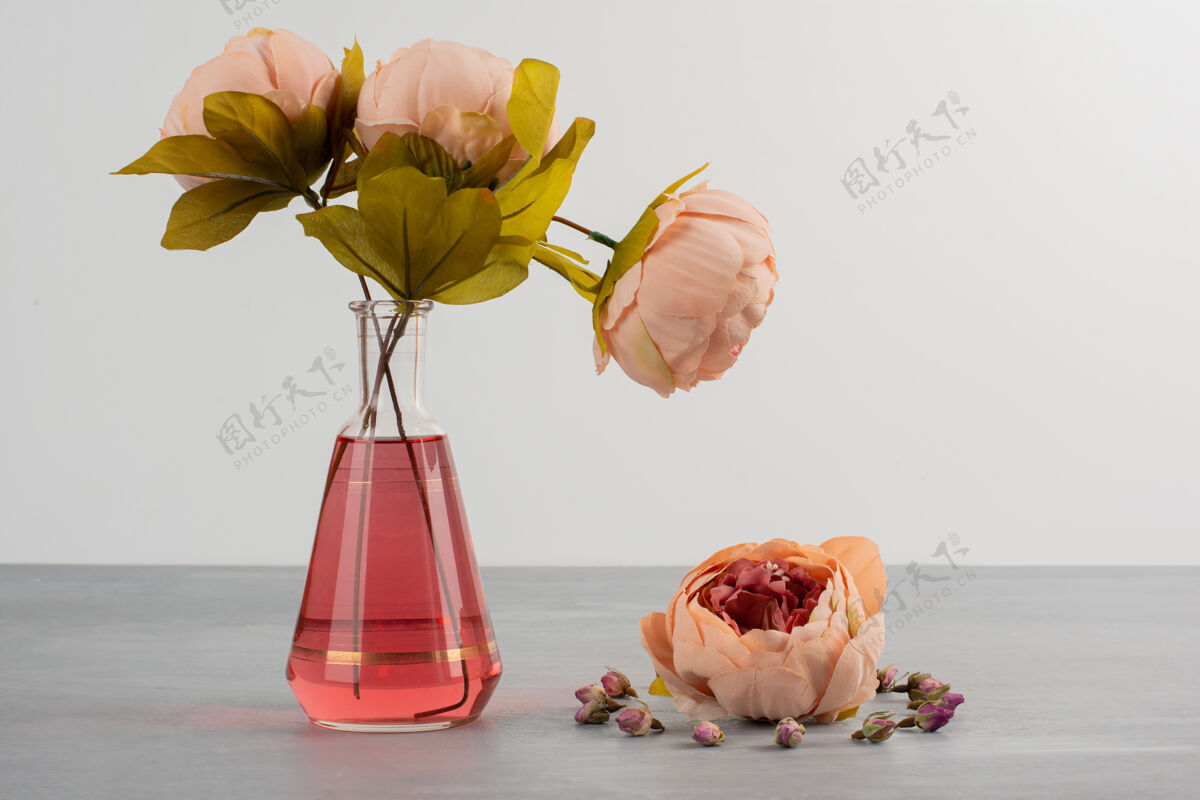 花粉红色的牡丹花 放在灰色桌子上的玻璃花瓶里束花花