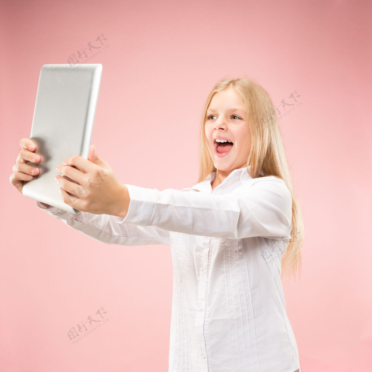 沟通带笔记本电脑的少女热爱电脑概念迷人的女性半身正面肖像 时尚的粉色背景笔记本电脑使用工作
