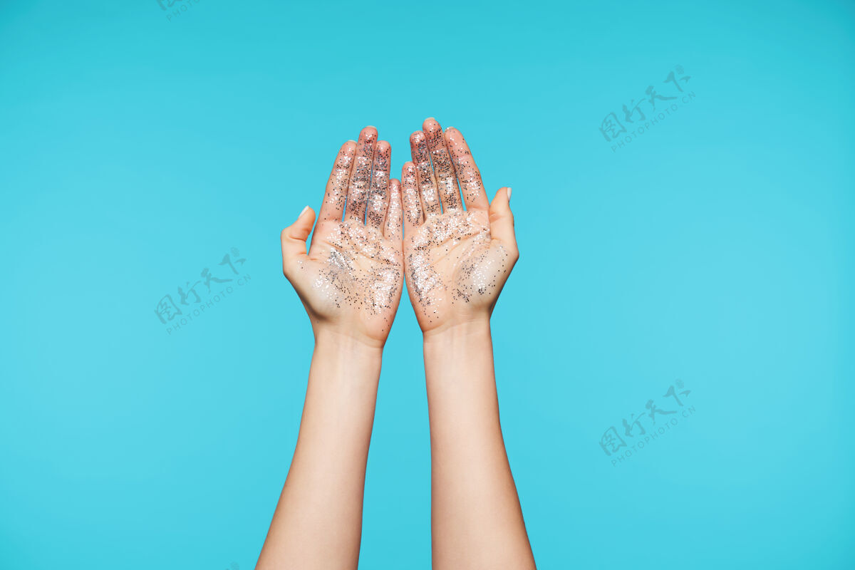 手特写在迷人的手显示手掌向上与所有手指在一起手掌指示器信号