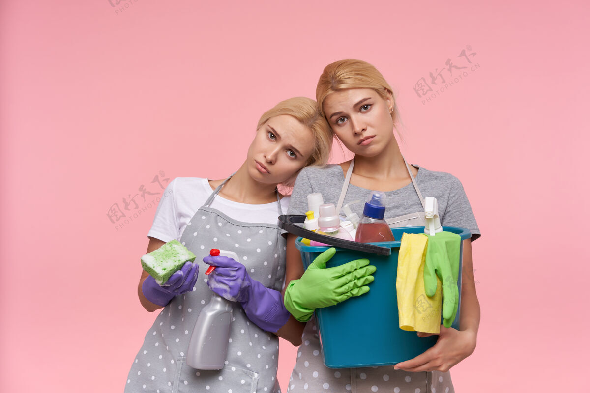 发型年轻的金发可爱的主妇们戴着橡胶手套准备春季大扫除疲倦家庭肖像