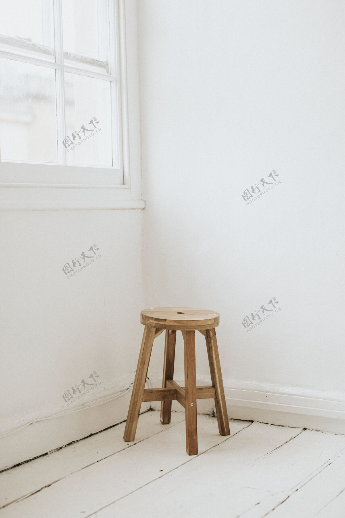 椅子房间角落里的木凳角落木材凳子