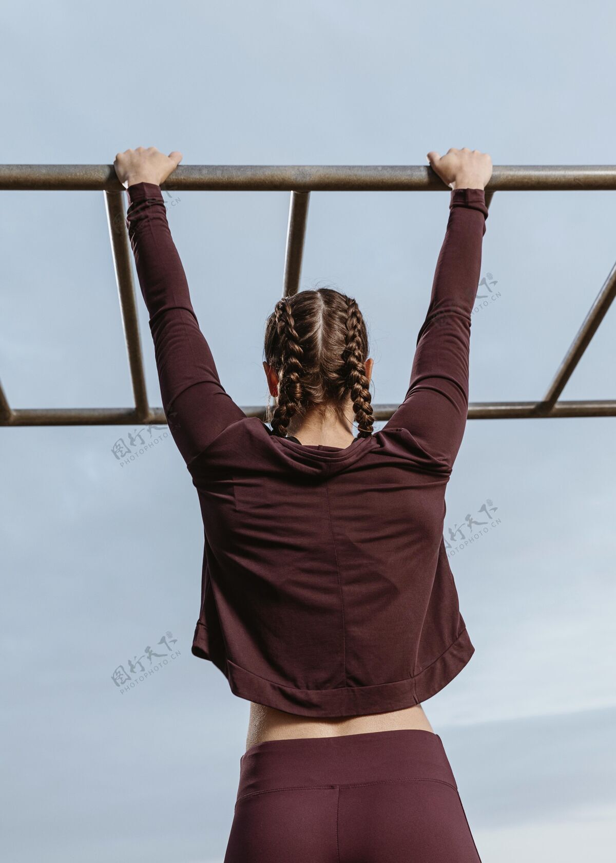 体育锻炼活跃的女人在户外做健身操健身女人身体