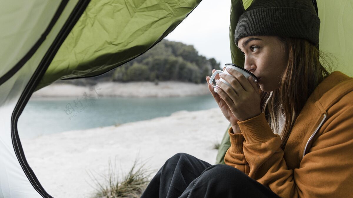 旅行女人一边露营一边喝茶户外世界各地旅游