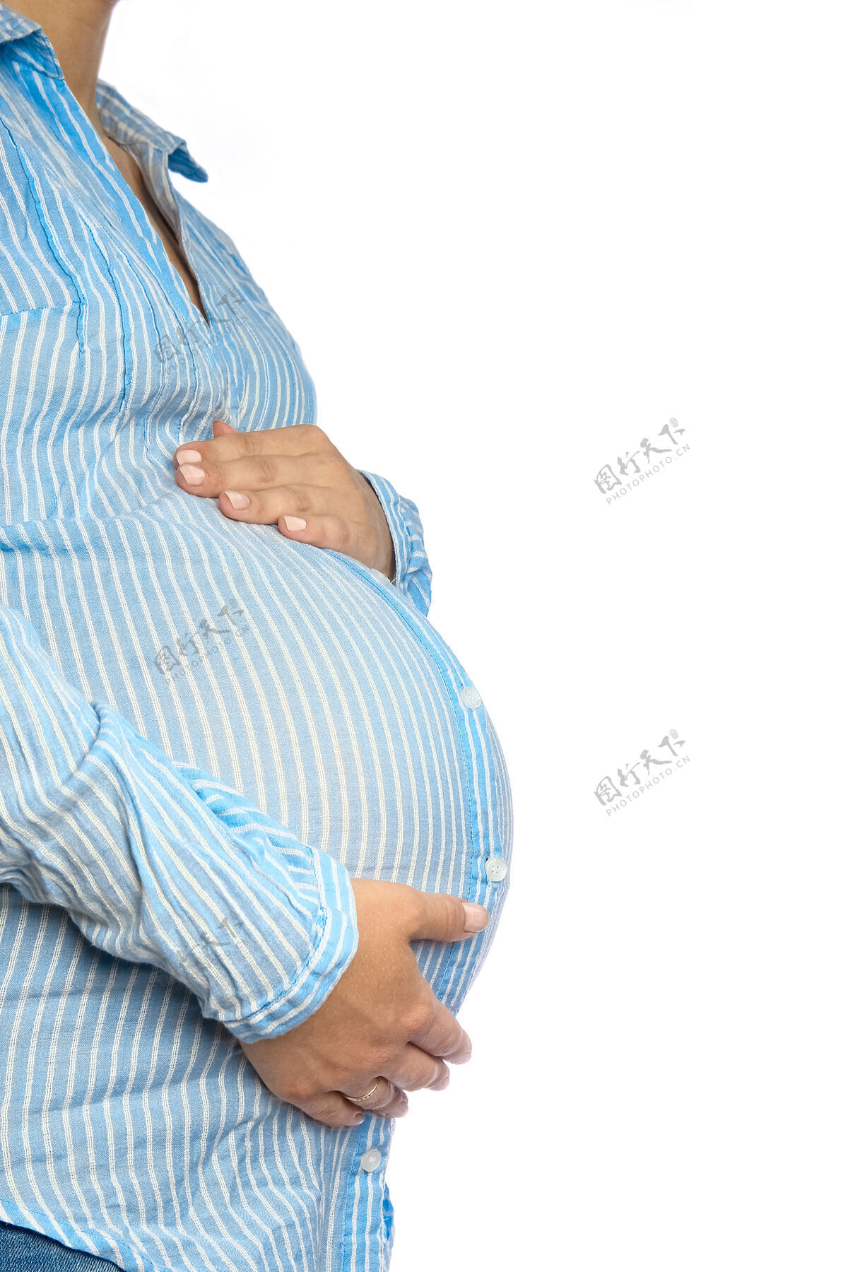 女性快乐的怀孕女孩躺在白色的背景上怀孕肚子身体