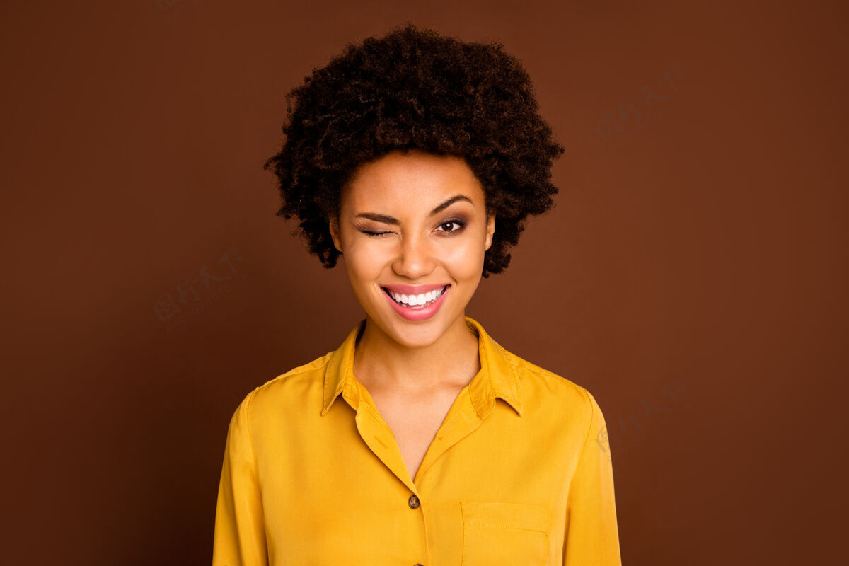 多民族有趣的特写照片美丽漂亮的深色皮肤波浪女士积极的好心情调情眨眼穿黄色衬衫衬衫孤立的棕色调情皮肤情绪