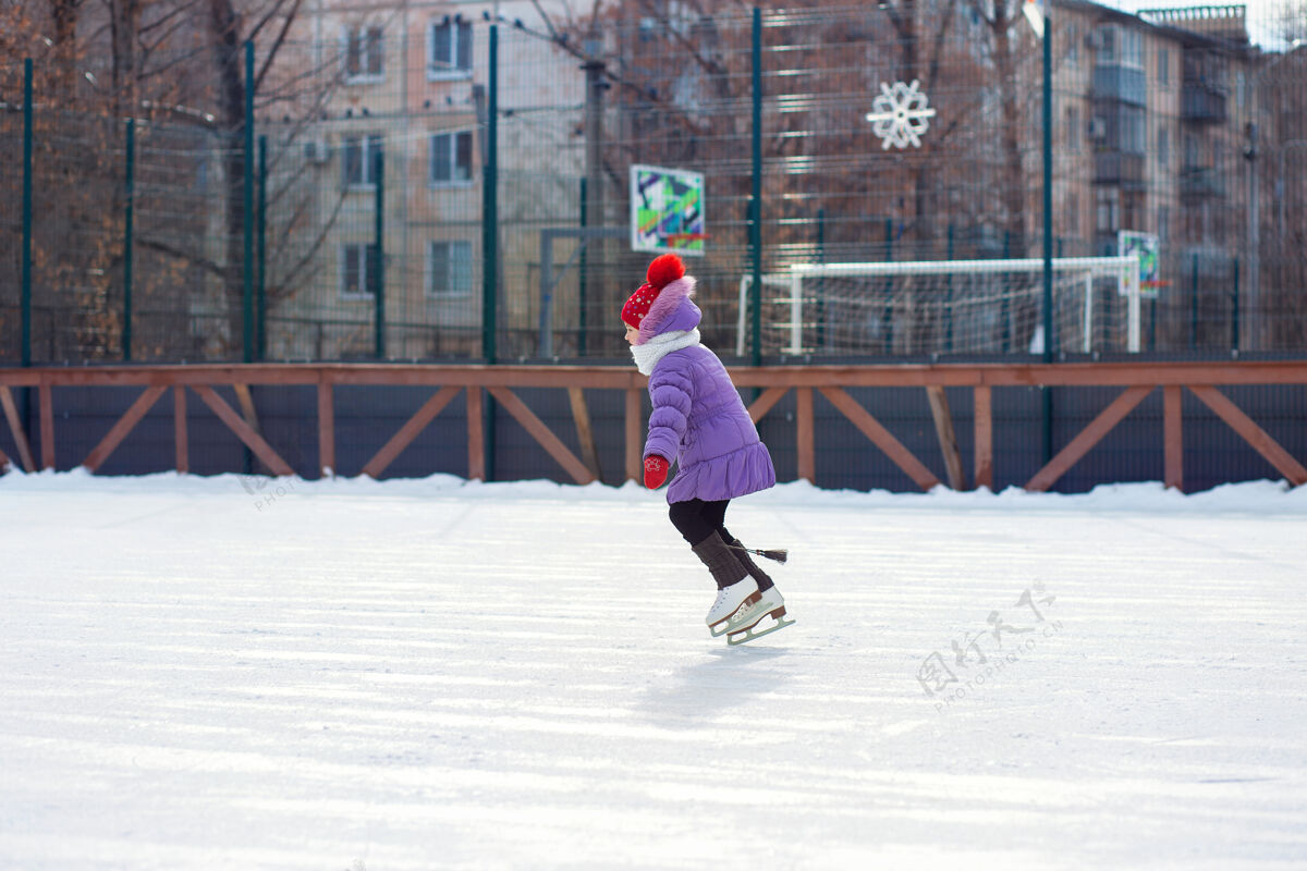 二月冬天在城里溜冰场溜冰的女孩城市溜冰溜冰场