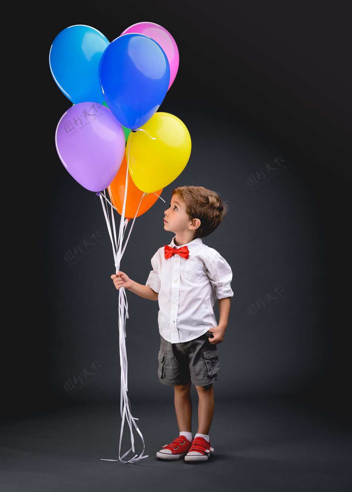 微笑小男孩 孩子 玩彩色气球（膀胱）人美丽玩