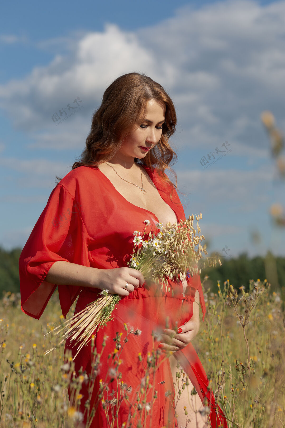 日落美丽的孕妇在户外生活母亲腹部