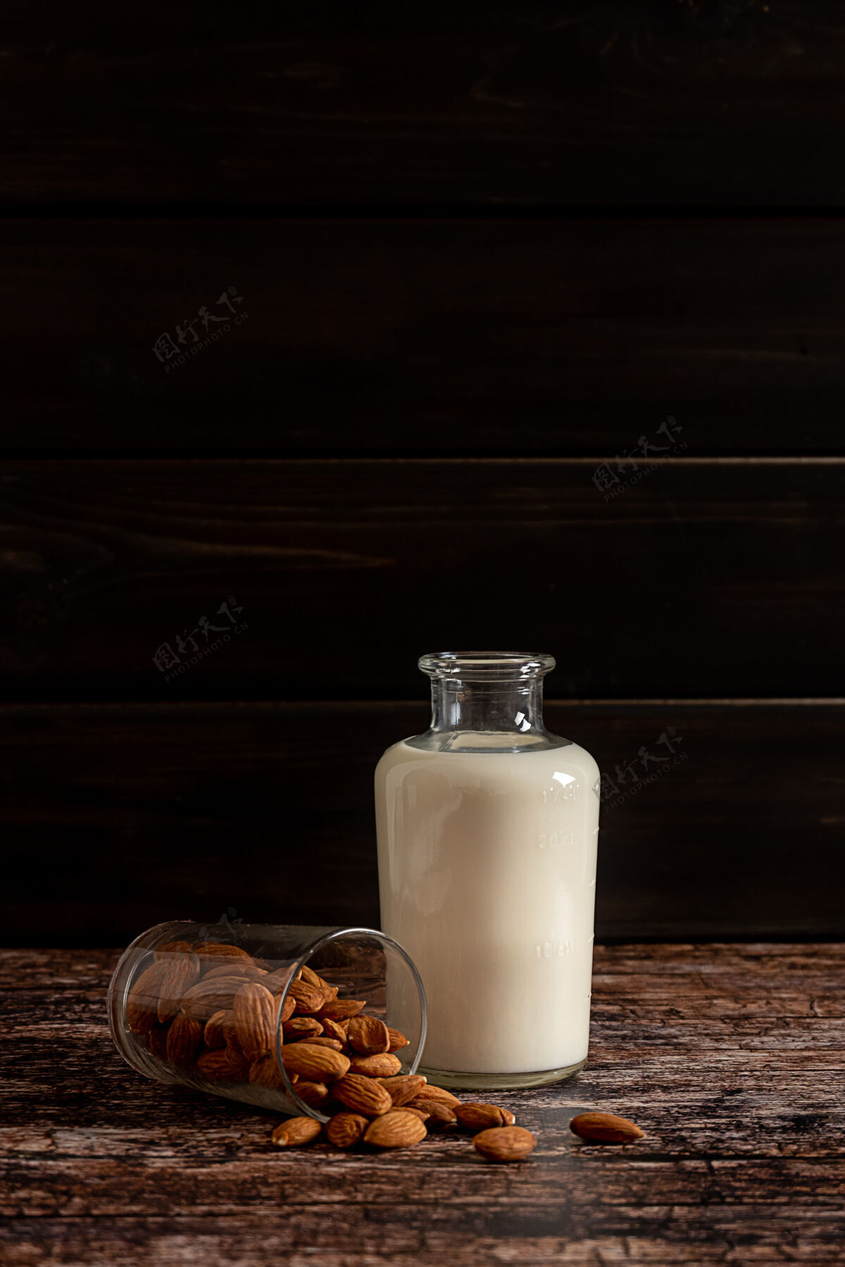 健康生活方式杏仁牛奶装在一个瓶子里 在深色复古木背景上 有复制空间健康饮食坚果素食者