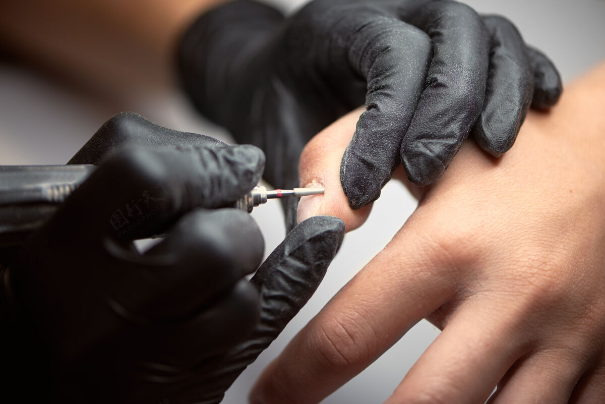 手指专业美甲大师为客户的指甲工作主人设备材料