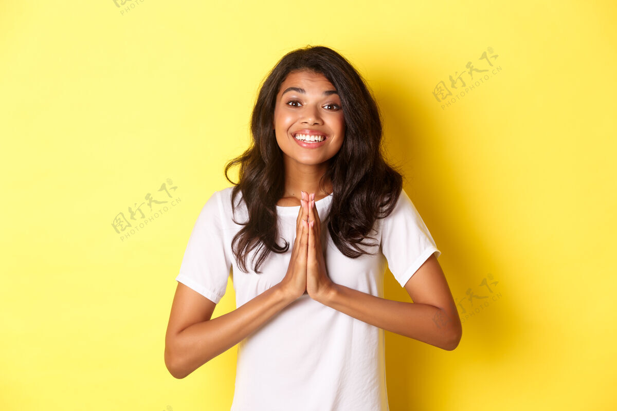时尚可爱女人的肖像 微笑着手牵手祈祷女性女士多样性