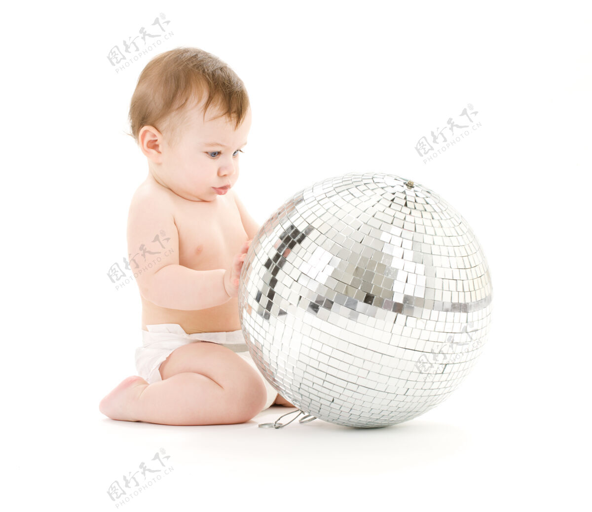 柔软可爱的男婴和大迪斯科球超过白色幼儿年轻惊喜
