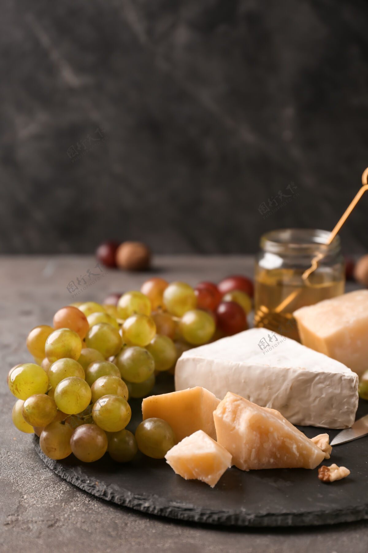 水果新鲜成熟多汁的葡萄和奶酪放在板岩板上多汁法国有机