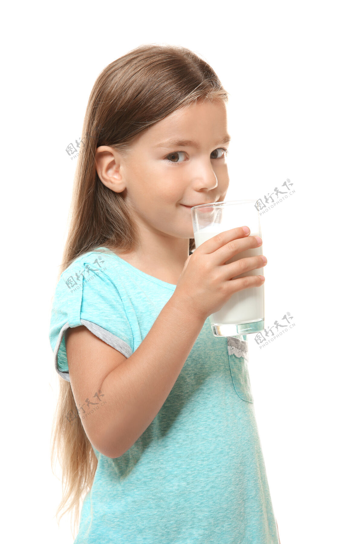 早晨可爱的小女孩喝白牛奶孩子健康维生素
