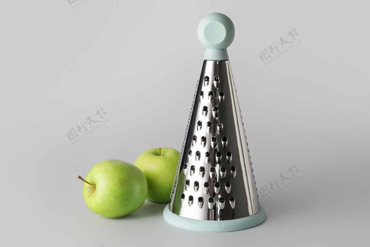 器皿灰色背景上的金属烤架和苹果水果工具新鲜