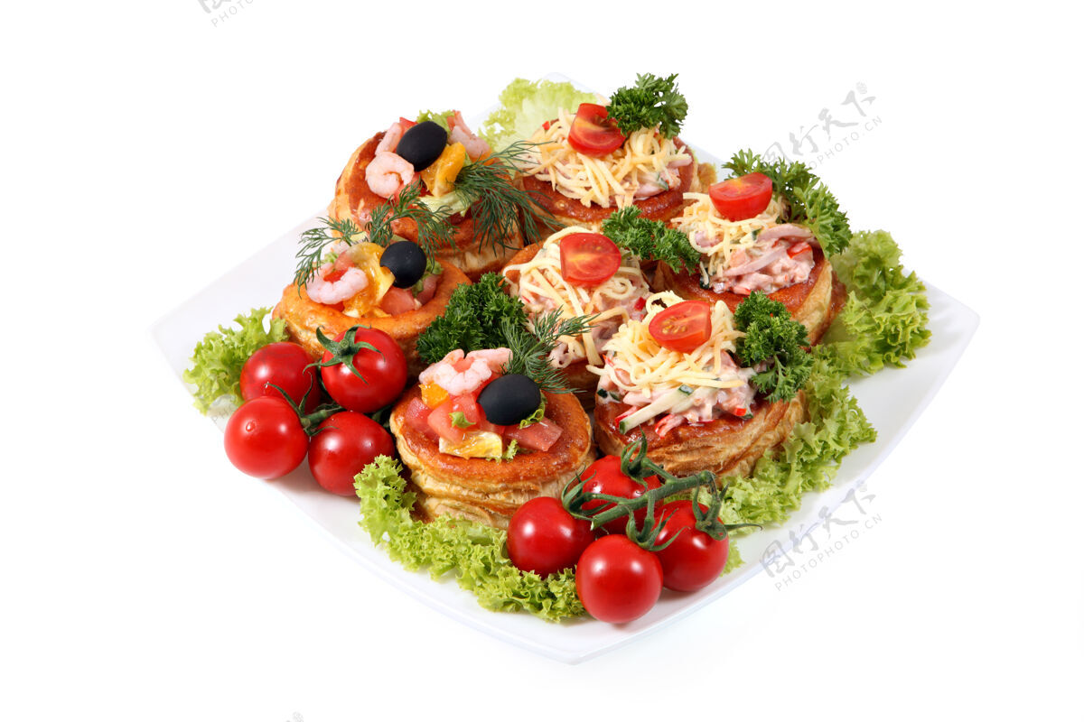 奶酪把三明治放在白色盘子里 配上火腿和奶酪 虾和鲑鱼 在白色背景上独立的图像一餐小吃橄榄