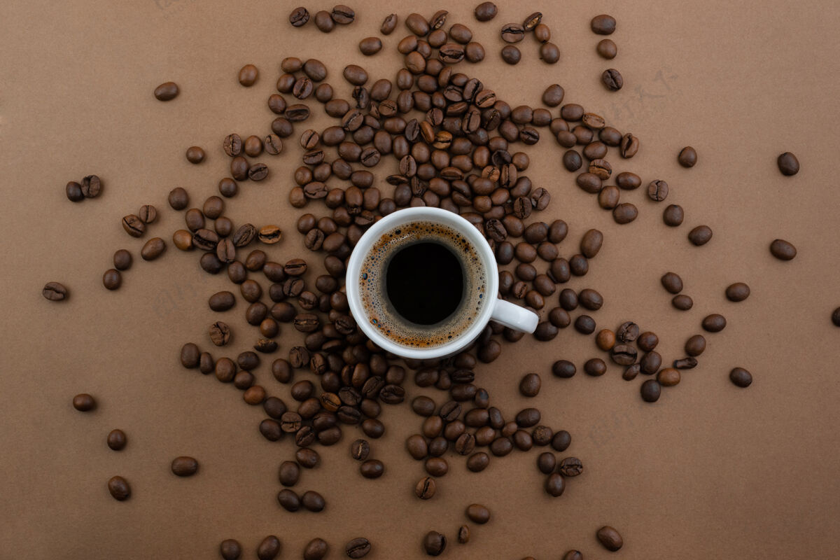 烤咖啡和咖啡豆放在棕色的桌子上种子咖啡咖啡因