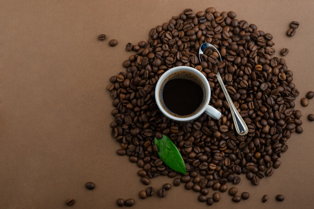 摩卡咖啡和咖啡豆放在棕色的桌子上早餐香料饮料