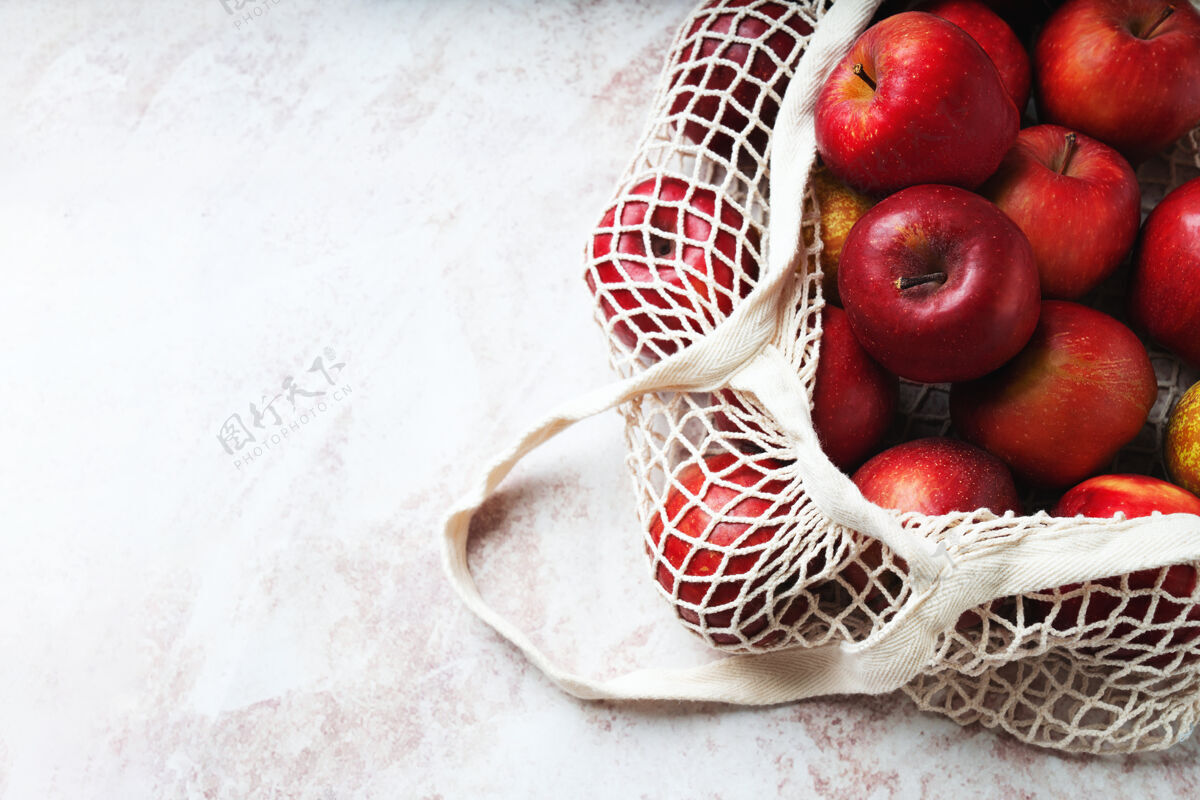 食品苹果在网袋里发芽可持续性和有意识的消费观念顶视图平躺自然袋水果