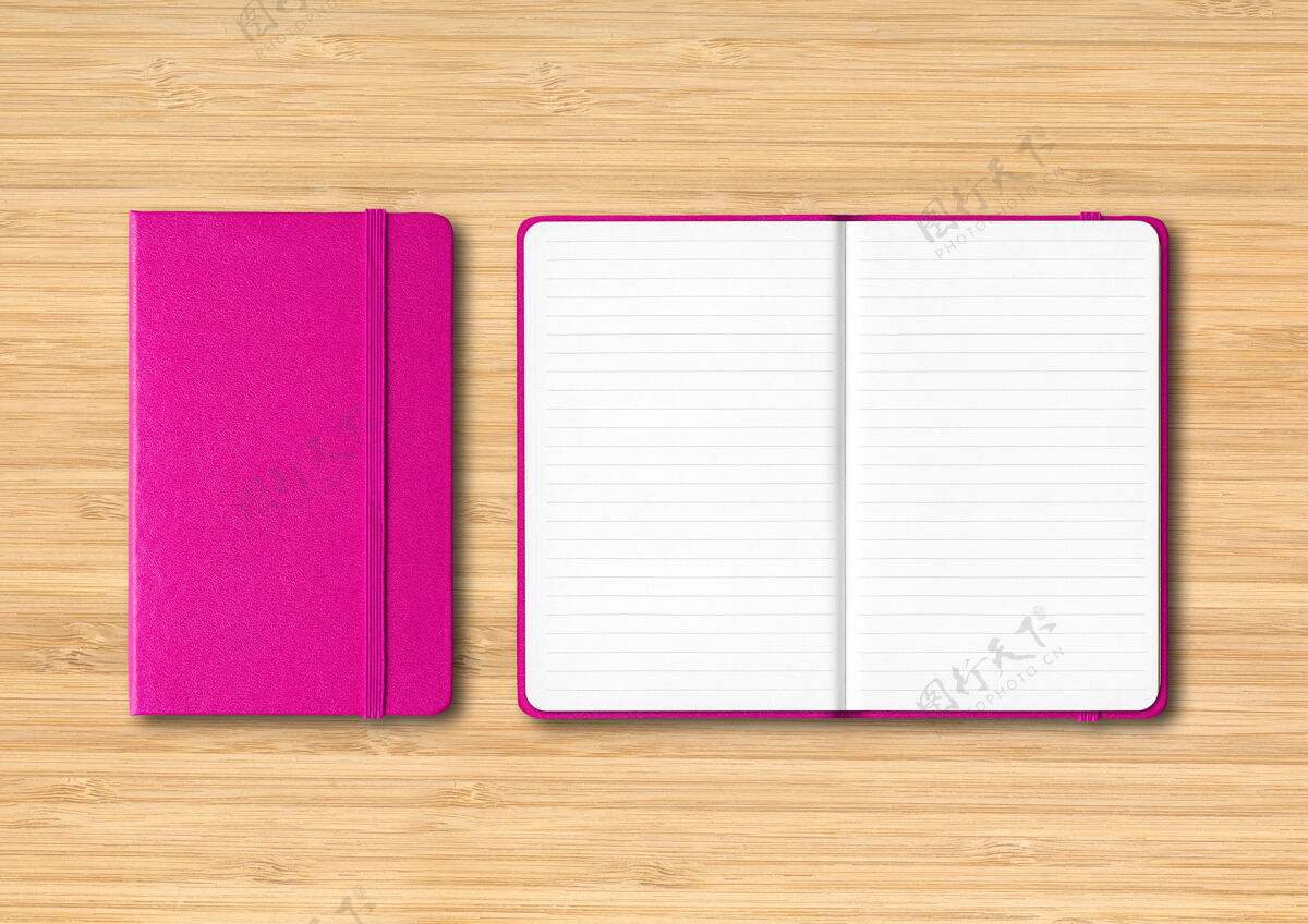 打开粉红色的封闭和开放的内衬笔记本模拟孤立的木制背景木材办公室皮革