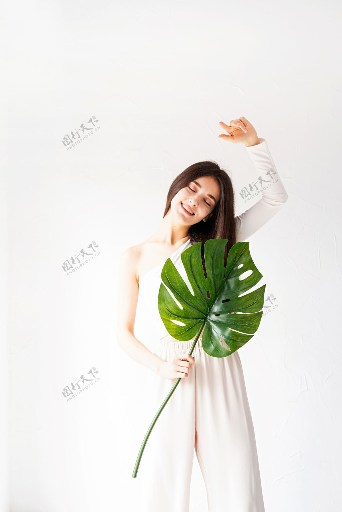 女人水疗和美容自我护理和皮肤护理一个穿着舒适衣服 手持绿叶的快乐美女沙龙治疗自我护理