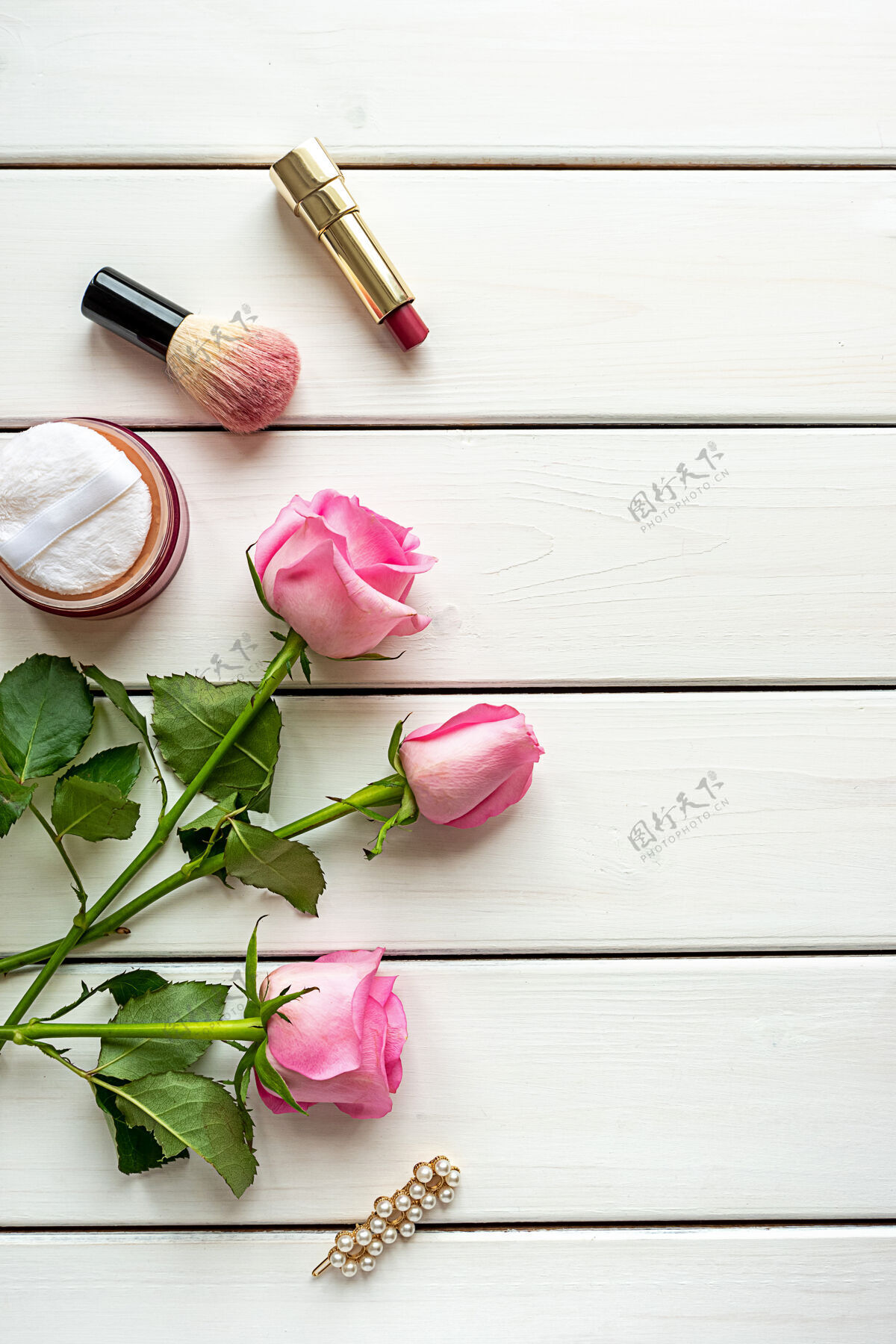 粉色白色木质背景上的顶视图布置 包括化妆 玫瑰 发夹和复印空间妇女节 美丽和女人味的概念粉刷嫩美丽