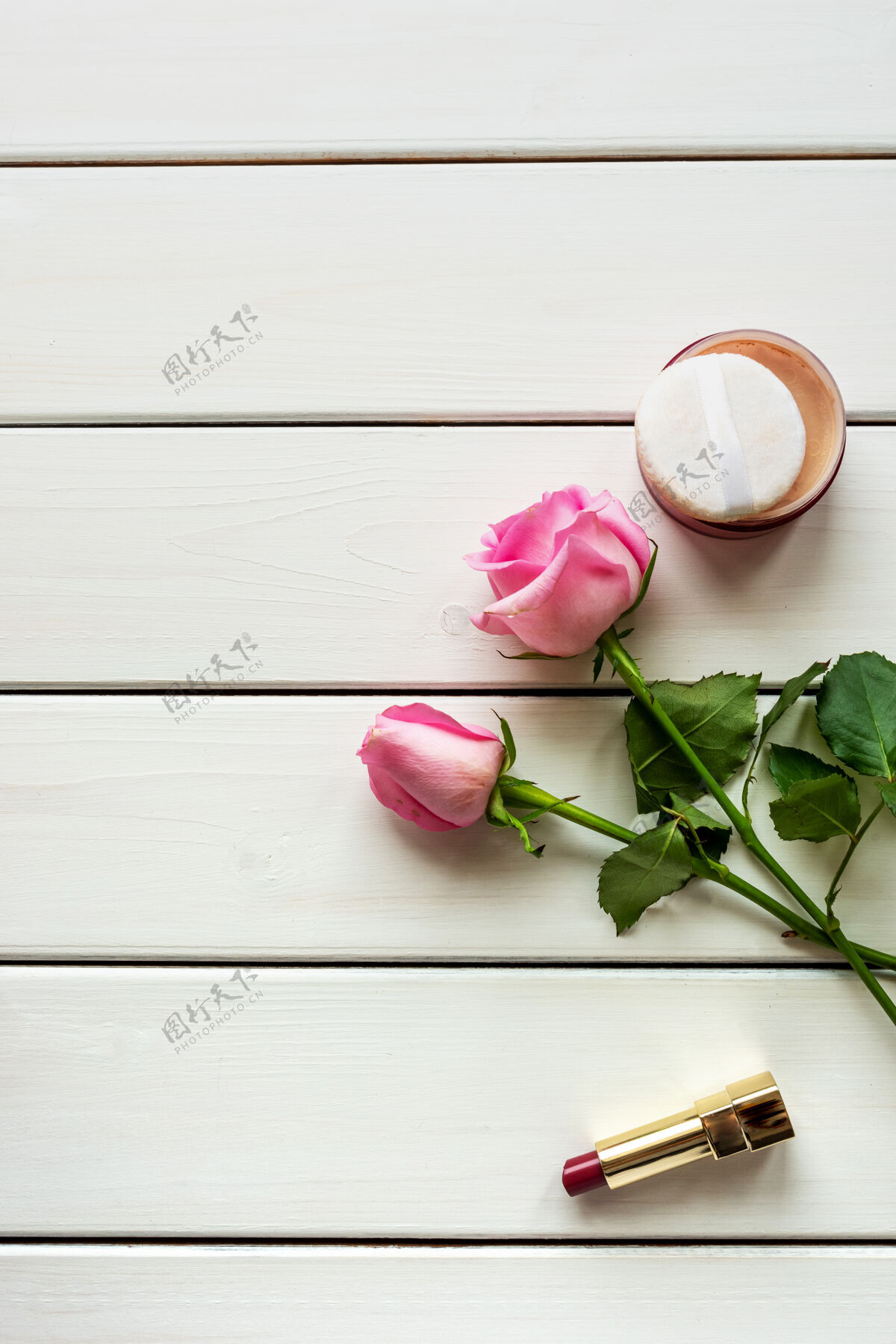 自我护理白色木质背景上的顶视图布置 包括化妆 玫瑰和复印空间妇女节 美丽和女人味的概念优雅平铺文案空间