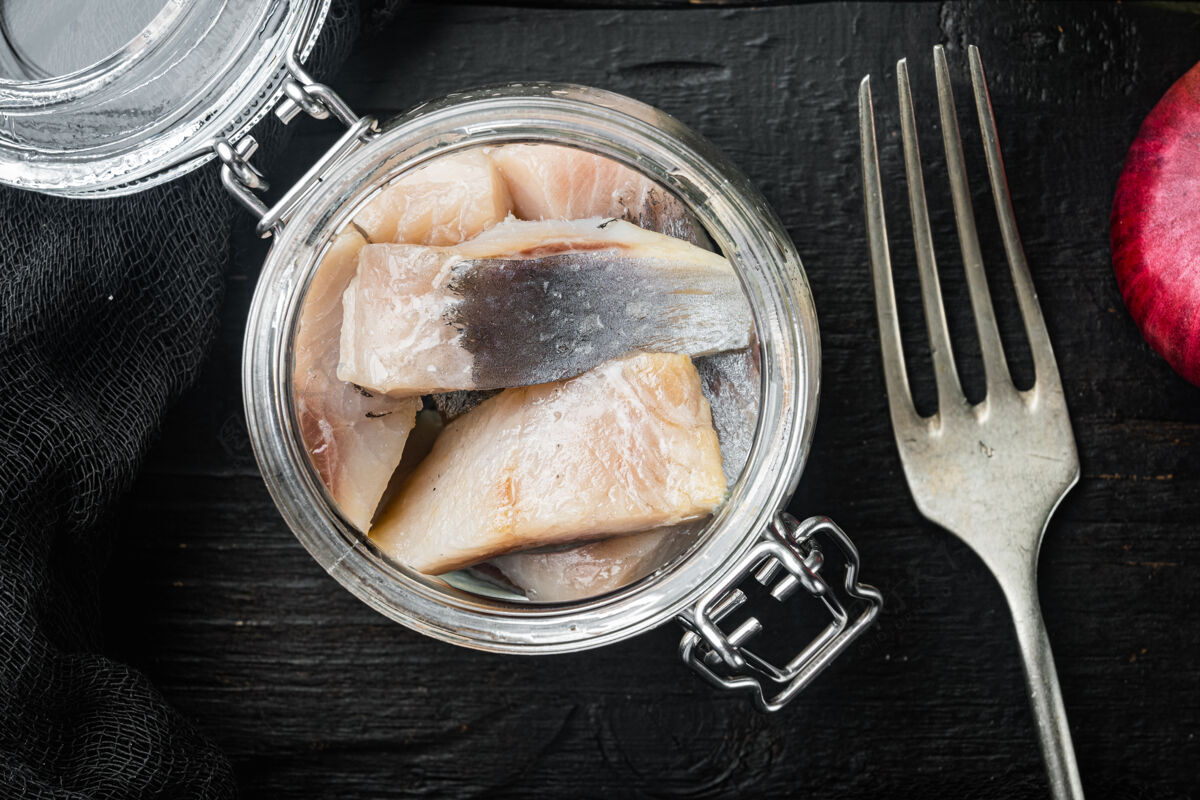 腌菜油腌荷兰鲱鱼片 放在黑木桌上鲱鱼鱼鱼片