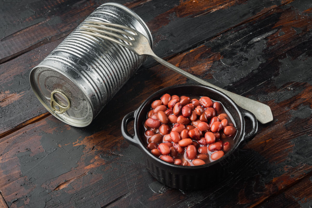 罐头日本罐装食品配料 甜红豆 放在老黑木桌上豆类食物素食者