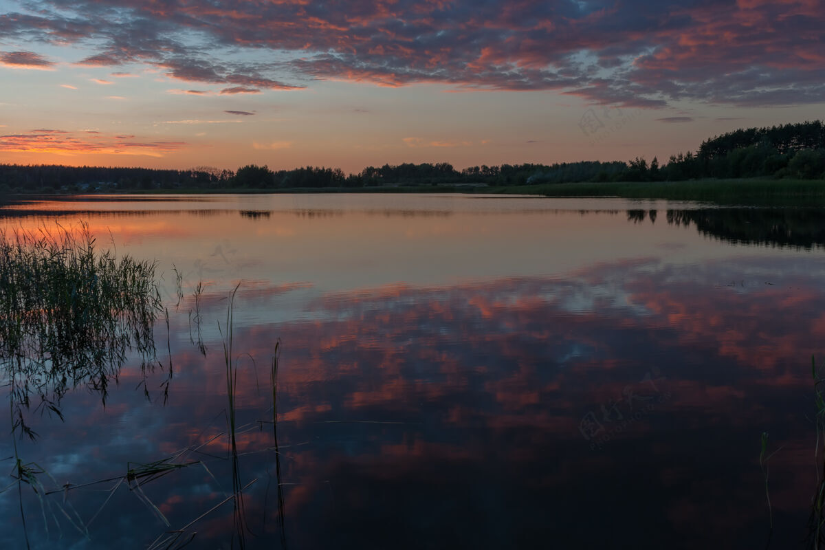 湖泊非常美丽雄伟的夕阳 明亮的云朵倒映在静水中风景黎明天空