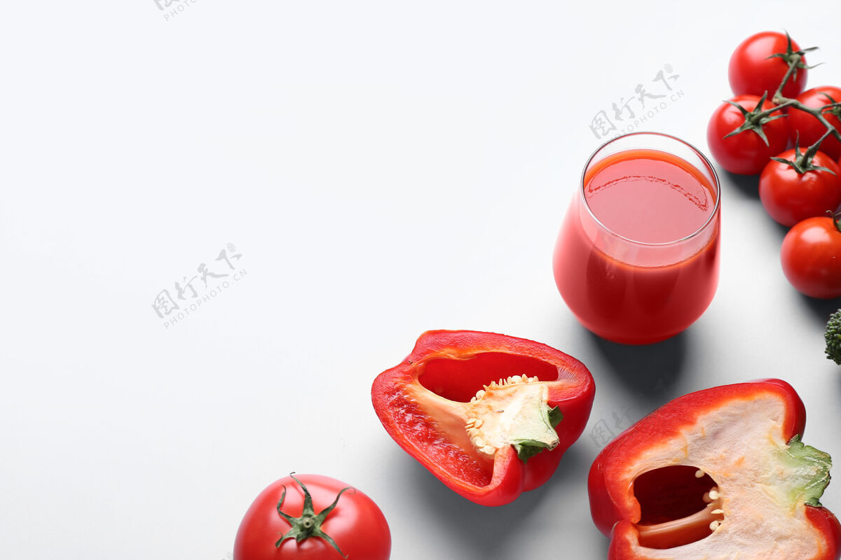 新鲜一杯健康的冰沙 表面涂上番茄和甜椒素食者蔬菜光