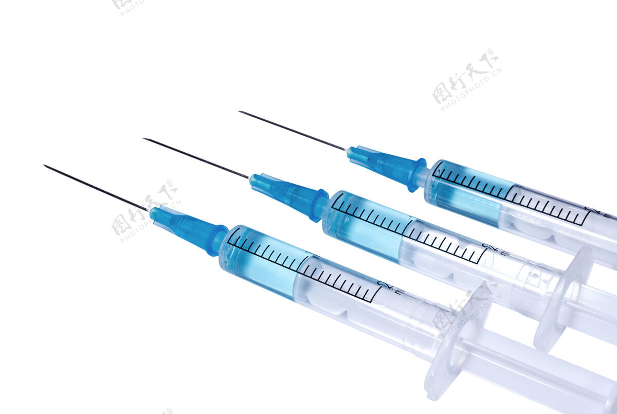准备在白色背景上分离出三支带有蓝色疫苗的注射器疫苗小瓶外科