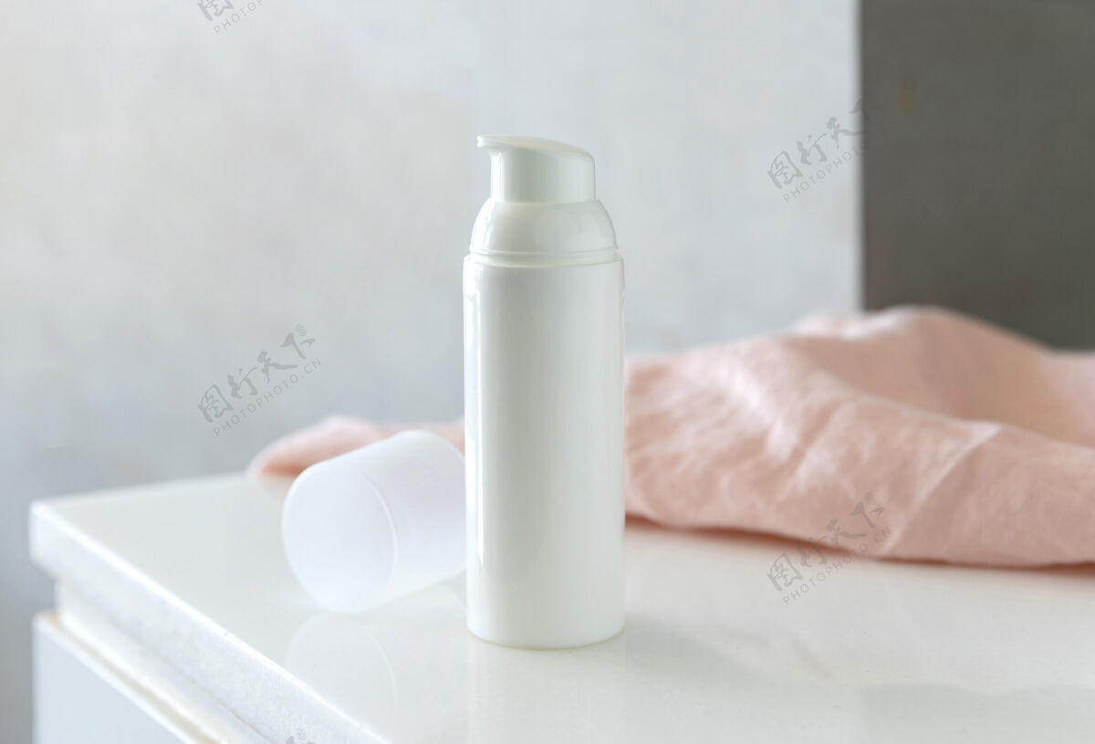 手浴室里的乳液或奶油持有面霜产品
