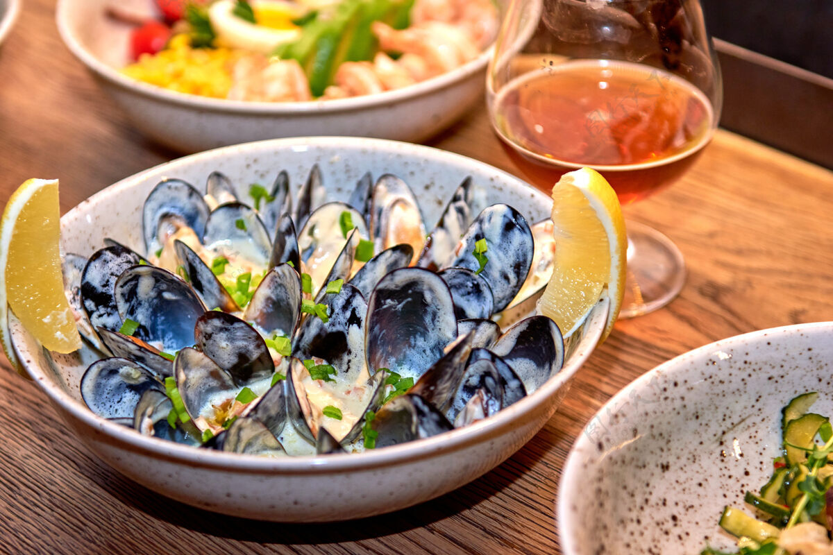 乡村美味的牡蛎放在餐厅的一张木桌上 没有人可见好吃咖啡馆或酒吧菜单上有海鲜和啤酒烤晚餐鱼