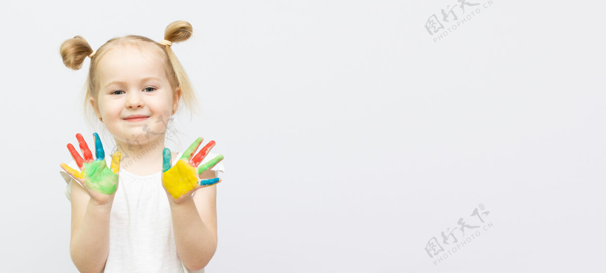人可爱的小女孩手孤立的在白色上背景.横幅复制空间手手指童年
