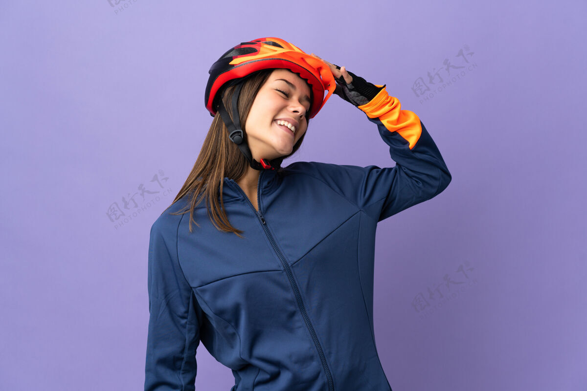 运动员少女骑自行车的女孩笑了很多大笑女士手势