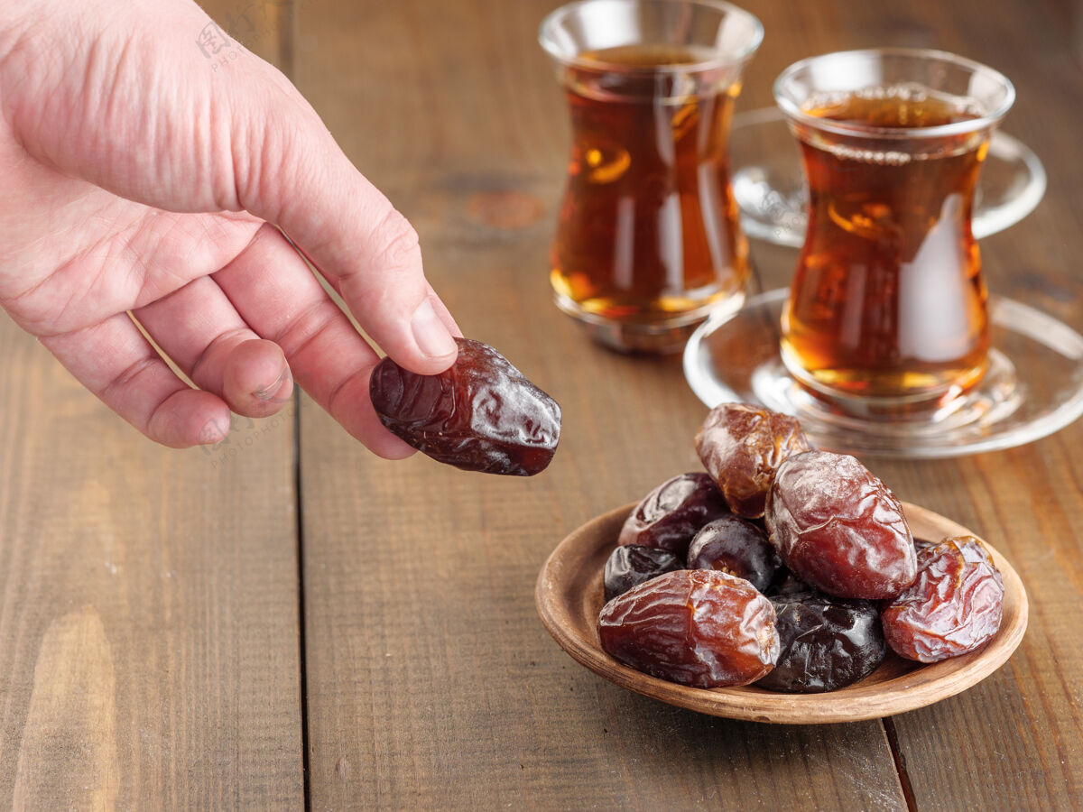 文化红茶枣表.传统斋月期间的开斋食品茶壶沙特庆祝